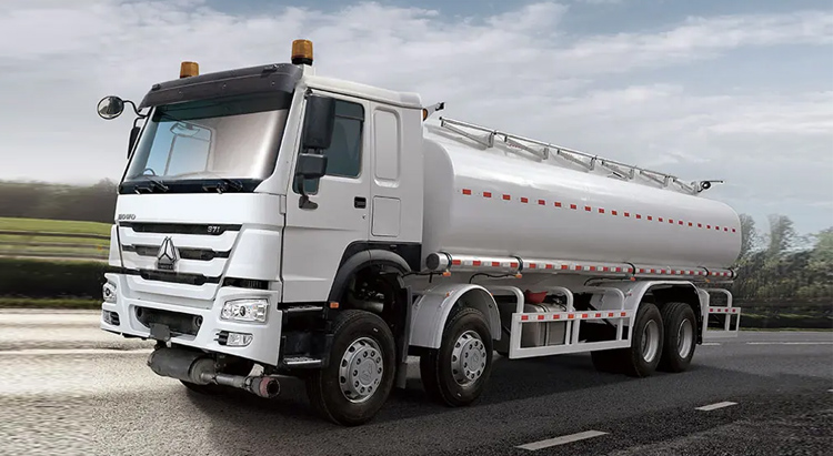 غطاء ناقلة النفط Sinotruck HOWO Oil Tanker 336HP موديل 8X4