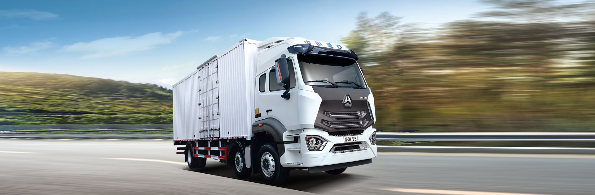HOWO-NX branco em excesso de velocidade na estrada